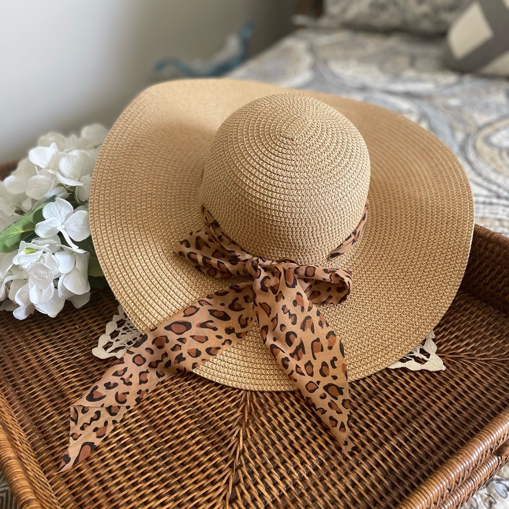 CG New York summer hat with Leopard tie NWOT